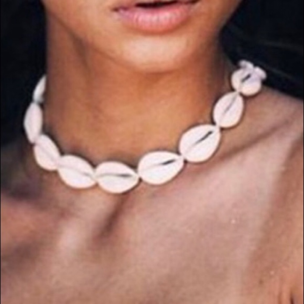 Shell choker necklace
